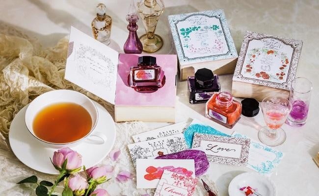 花の色がモチーフの12色のインクをクラシカルな花図鑑に閉じ込めた「秘密の花図鑑インクコレクション」がフェリシモ「ミニツク®」から新登場のサブ画像2