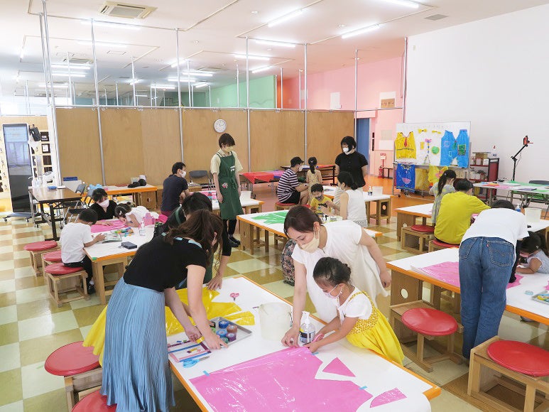 【横浜美術館】休館中の仮拠点で、子どもから大人まで楽しめるアート体験で素敵な時間を　「やどかりプログラム」2023年1月～3月開催プログラムの募集がスタート！のサブ画像2_造形プログラムの様子