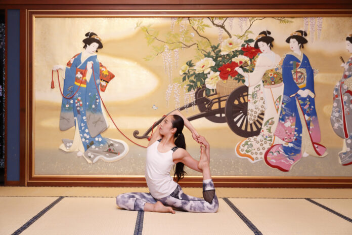アートに囲まれる非日常で心と身体を解き放つ「モーニングヨガ」のメイン画像