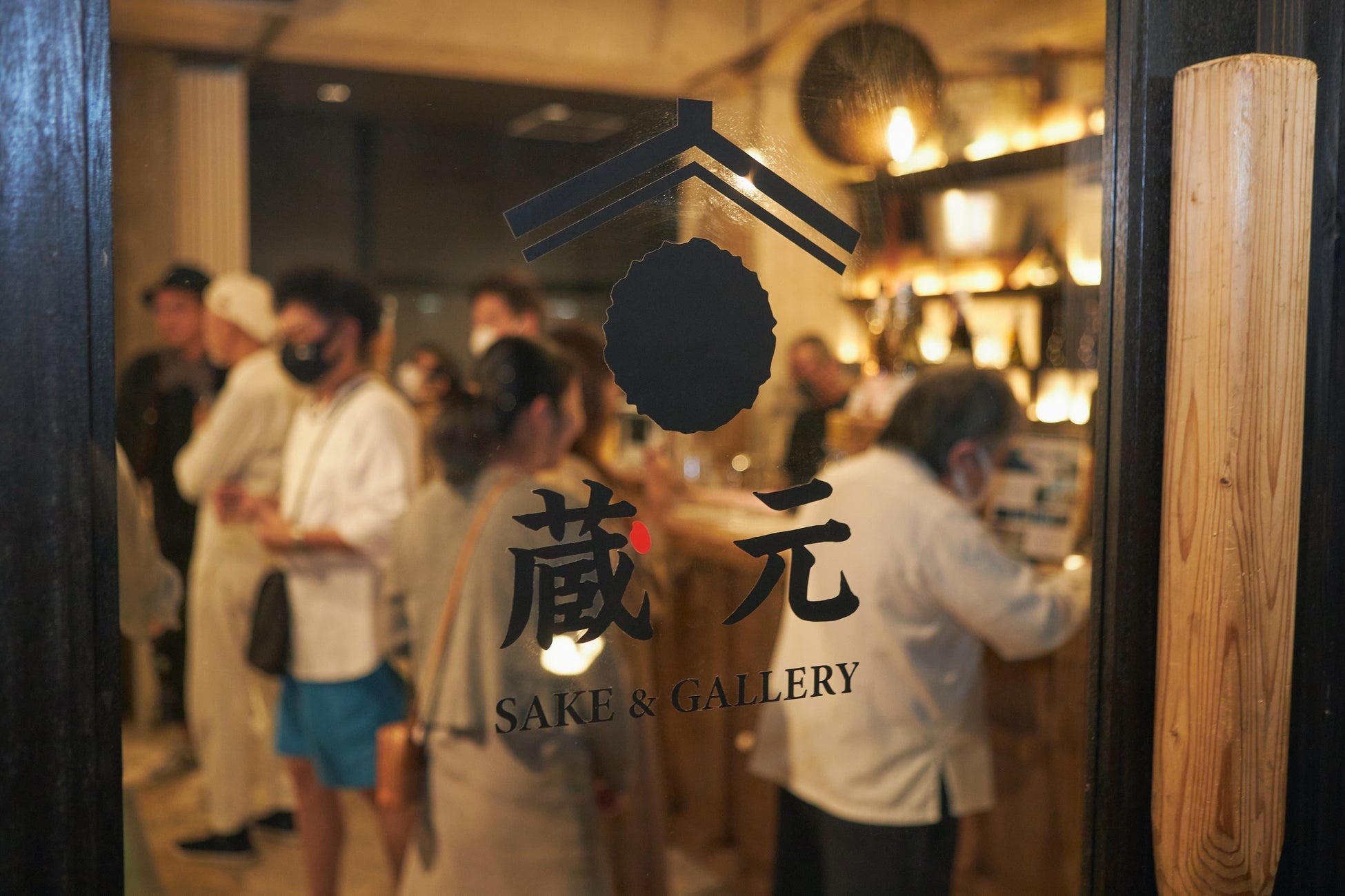 【蔵元SAKE& GALLERY】塗り替えられ続ける壁　2人の画家、2人の音楽家によるアートライブセッション＆ミュージックライブ開催報告のサブ画像7_アートギャラリーで酒を楽しむ