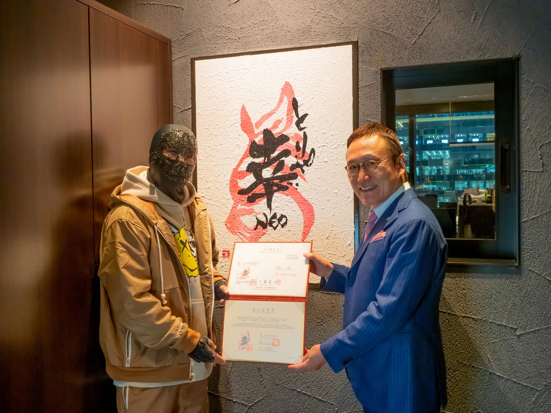 ミシュラン・ビブグルマン獲得の焼鳥店のディフュージョンブランド 「伝統の和」と「時代の最旬」を交差させるHYBRIDな焼鳥店 【とりや幸 NEO】渋谷スクランブルスクエアに12/7(水) オープンのサブ画像10_覆面書家としても知られる憲真氏が手掛けたロゴ