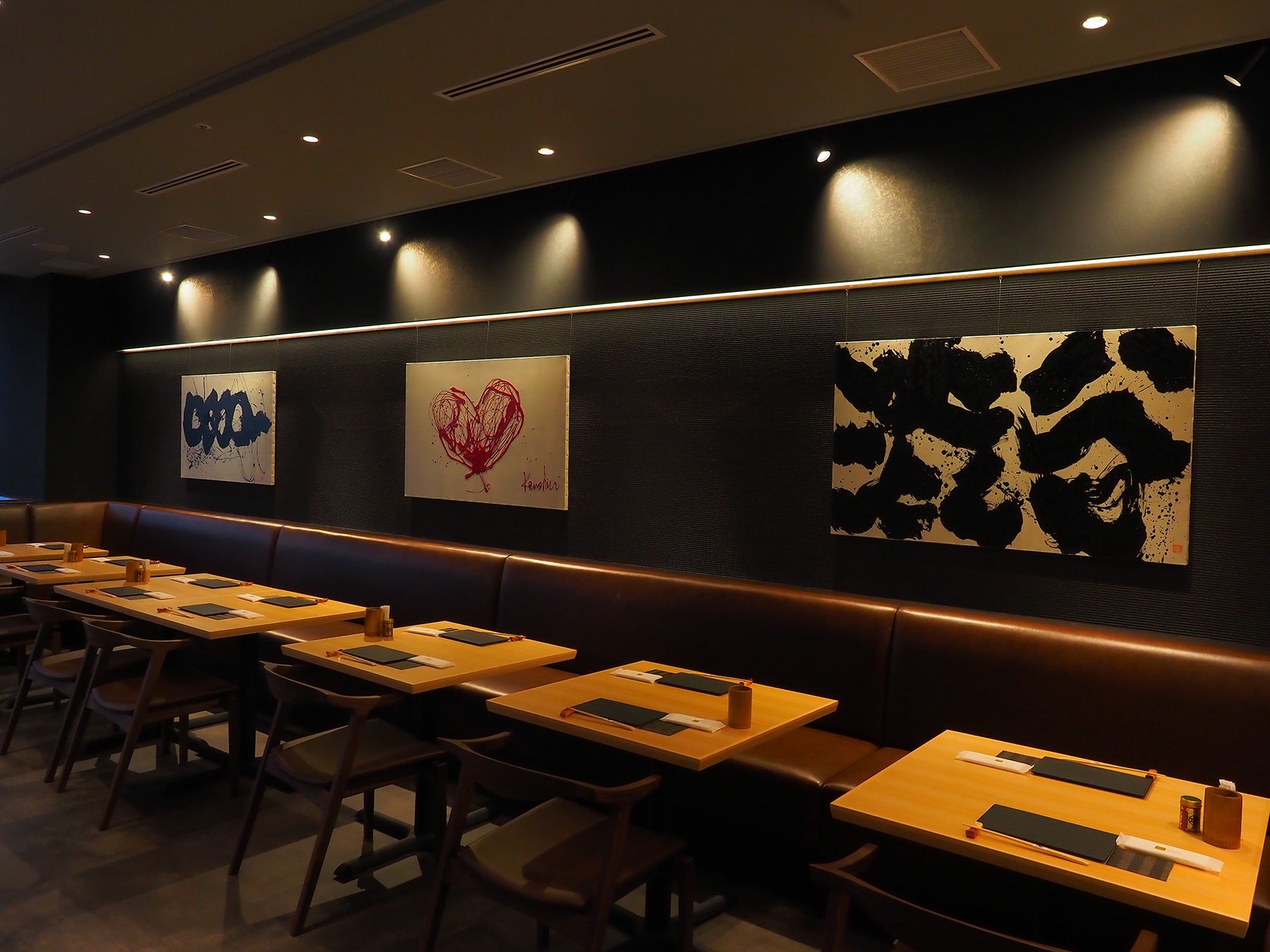 ミシュラン・ビブグルマン獲得の焼鳥店のディフュージョンブランド 「伝統の和」と「時代の最旬」を交差させるHYBRIDな焼鳥店 【とりや幸 NEO】渋谷スクランブルスクエアに12/7(水) オープンのサブ画像11_焼鳥とインフィニティ、 LOVE 、 渋谷を イメージした憲真氏の作品を展示