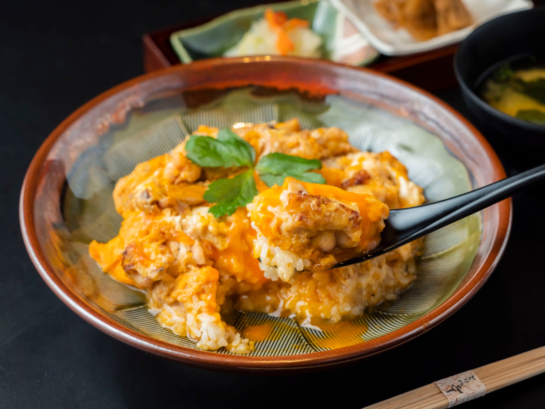 ミシュラン・ビブグルマン獲得の焼鳥店のディフュージョンブランド 「伝統の和」と「時代の最旬」を交差させるHYBRIDな焼鳥店 【とりや幸 NEO】渋谷スクランブルスクエアに12/7(水) オープンのサブ画像8_茜色玉子と匠の大山鶏 親子丼　