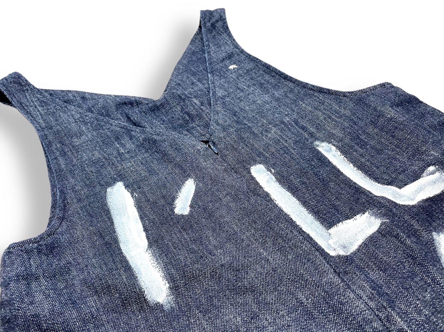 老舗デニムファクトリーとアートの融合! 青木被服がファッションブランド「guernika」との1点物コラボレーション企画をスタート‼︎のサブ画像5_人気品番のサロペットにもペイントが施されている。
