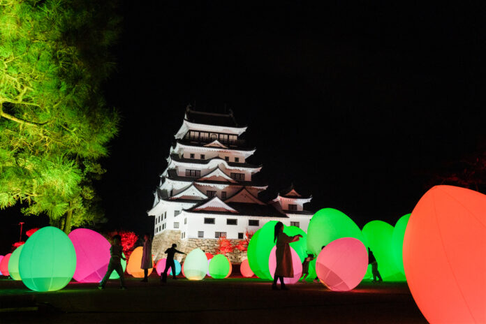 「チームラボ 福山城 光の祭」明日12月2日から開催。築城400年を迎えた広島・福山城を光のアート空間に。のメイン画像