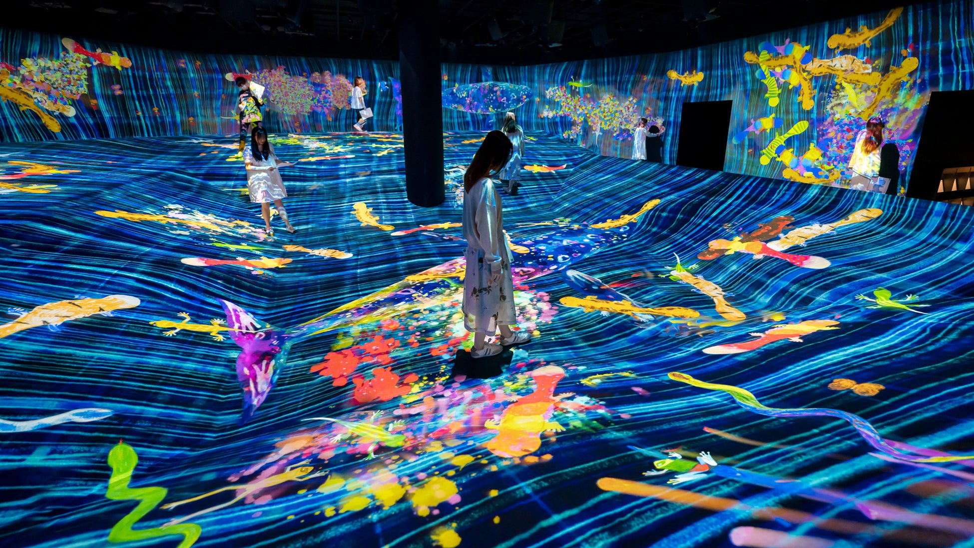 チームラボ、深センに「学ぶ！未来の遊園地」を常設。複合施設「C Future City」に12月15日オープン。のサブ画像1_チームラボ《グラフィティネイチャー - 山と谷、レッドリスト》© チームラボ