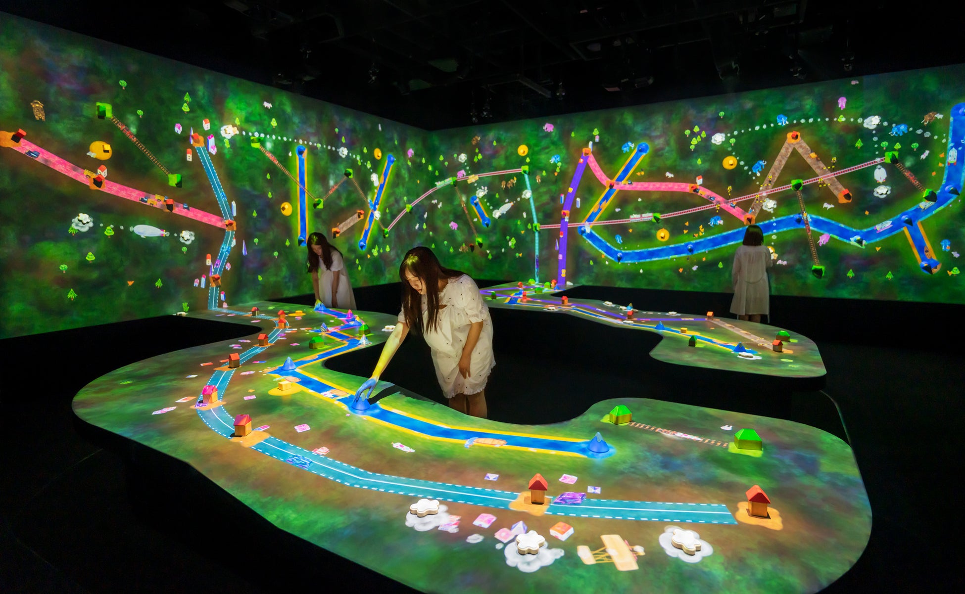 チームラボ、深センに「学ぶ！未来の遊園地」を常設。複合施設「C Future City」に12月15日オープン。のサブ画像2_チームラボ《つながる！積み木のまち》© チームラボ