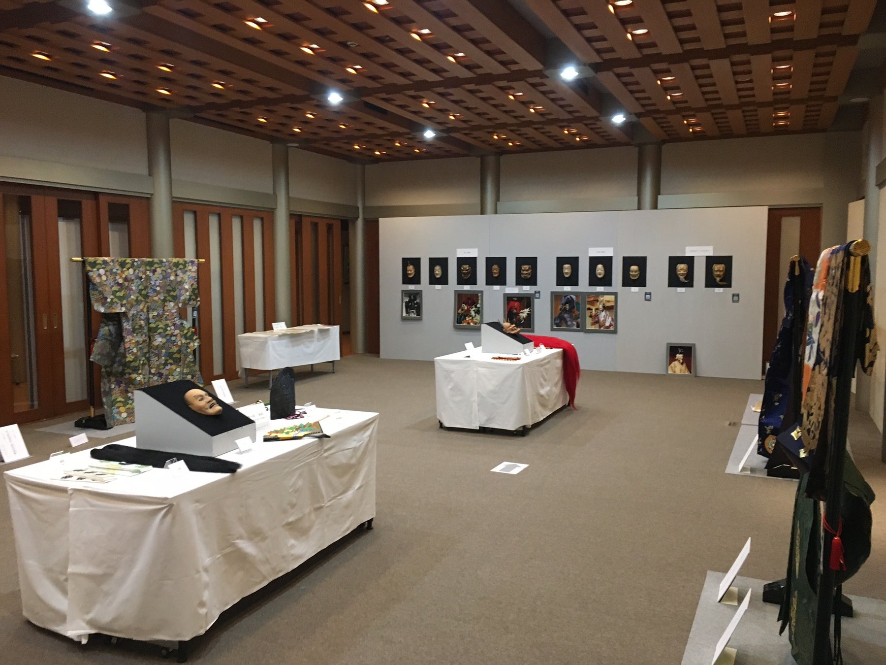 勝海登（重要無形文化財総合指定）所蔵　能面・能装束展　開催中！12/23までのサブ画像2_展示１