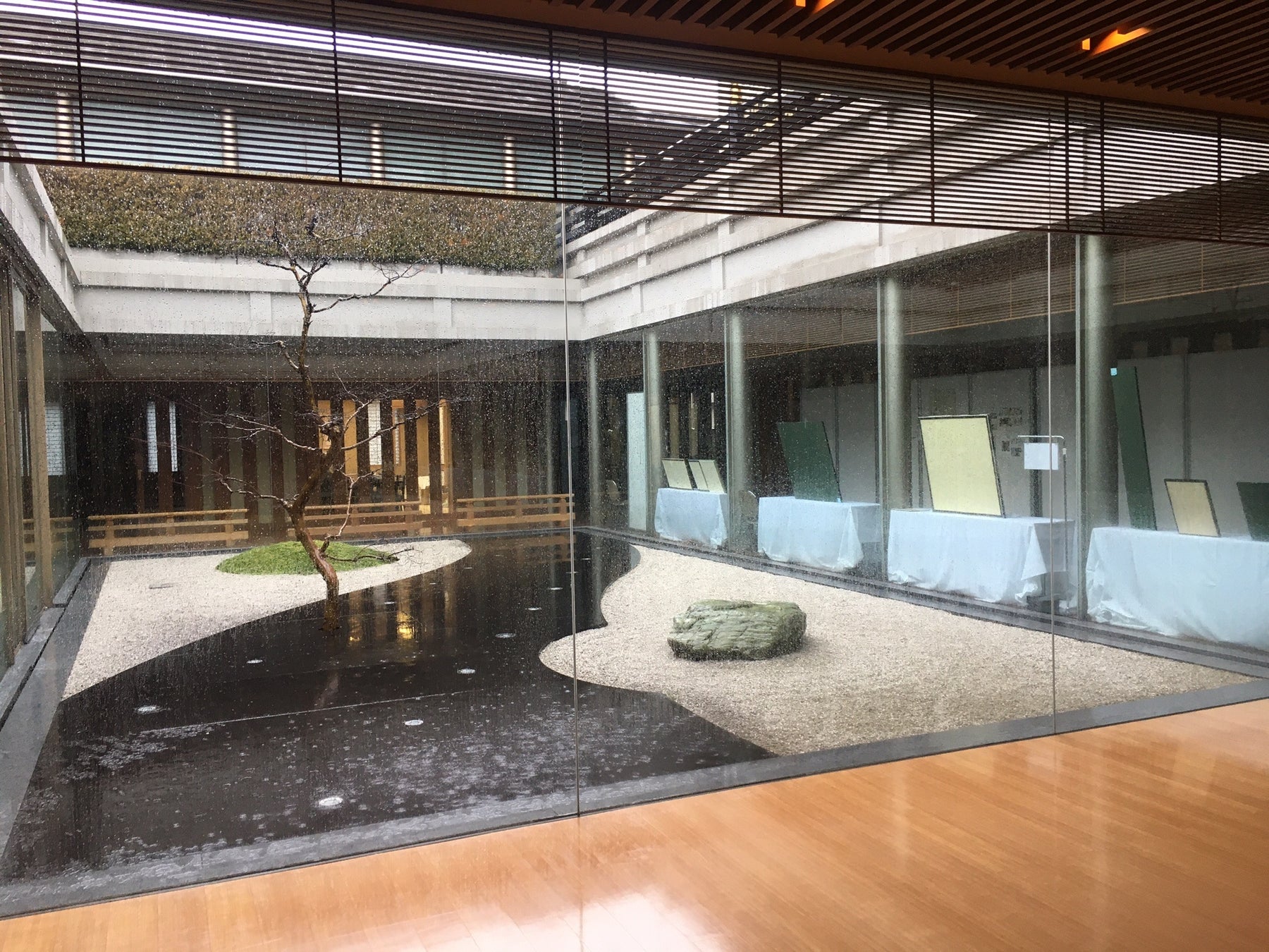 「京友禅アート展」（展示即売会）　京都会場に引き続き東京会場も開催中！12/23まで／主催：京友禅アート実行委員会　のサブ画像2_東京会場中庭