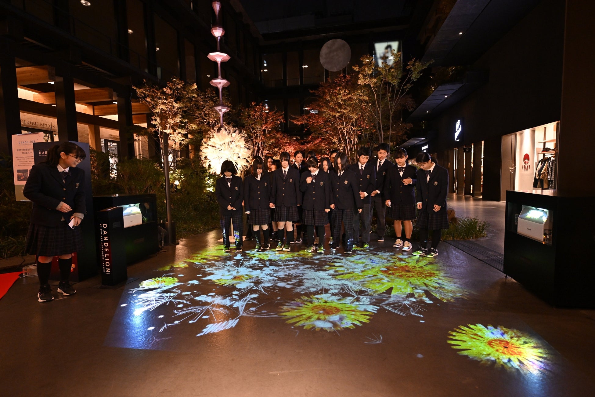DANDELION PROJECT × Ace Hotel Kyoto @ 新風館　作品展示初日の12月8日（木）には、セレモニーを開催のサブ画像6_喜びの表情を浮かべる生徒のみなさん