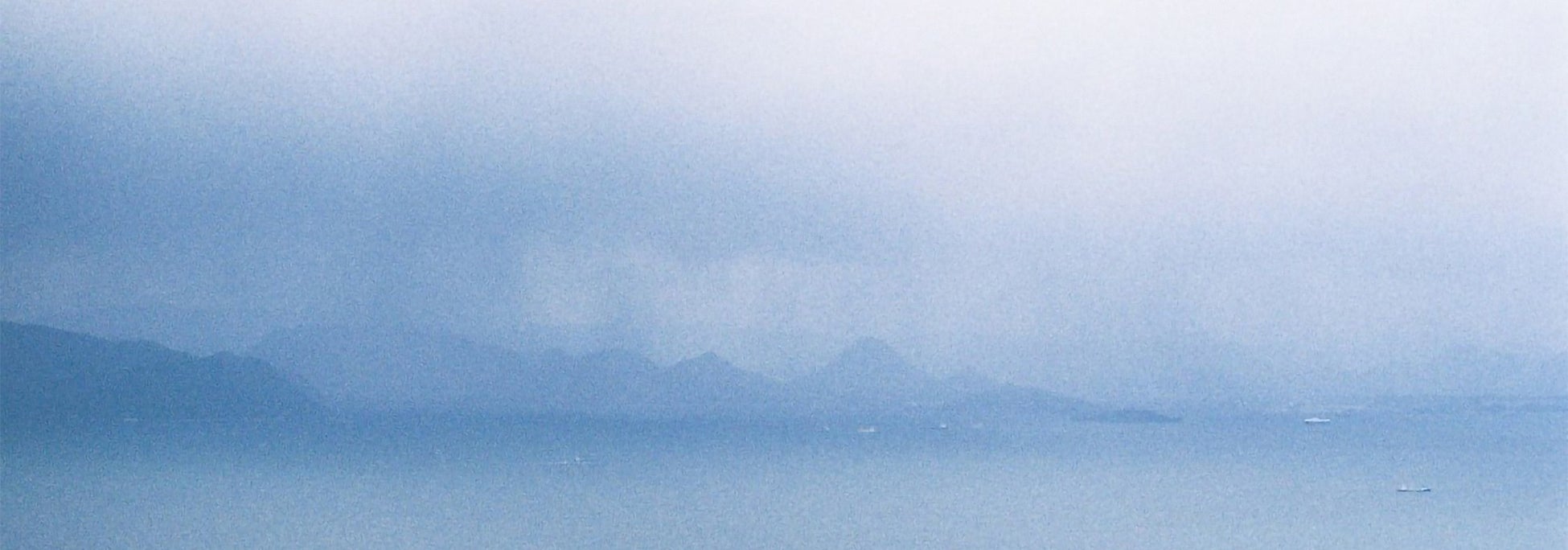 壁紙ブランド「WhO（フー）」から写真家による新柄。雨降る前の幻想的な瀬戸内海のサブ画像4