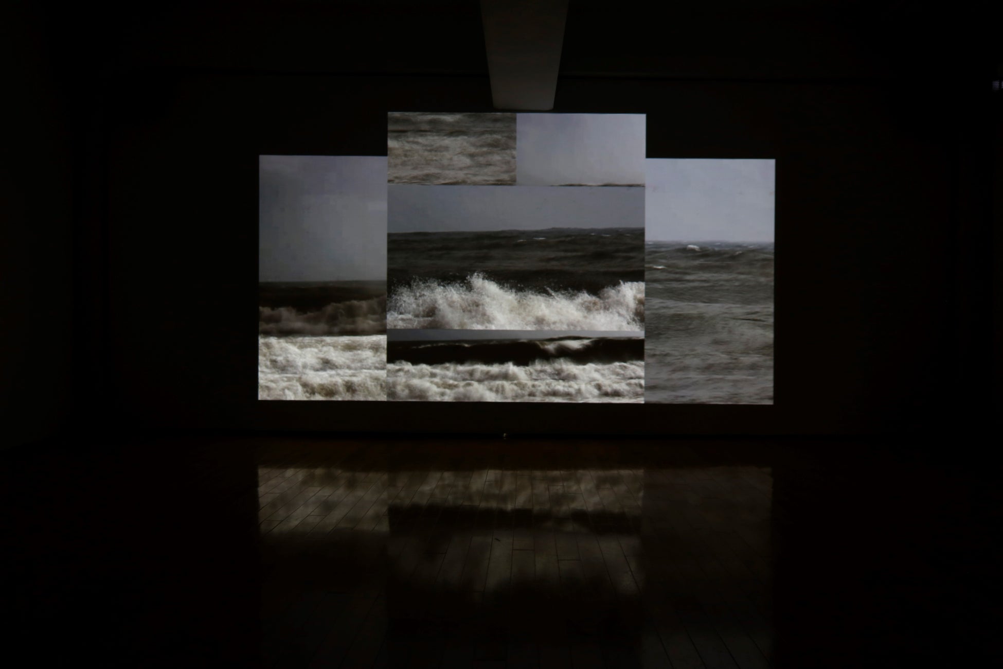 吉濱翔「海の声」2012年 ビデオ・サウンド・インスタレーション 多面ディスプレイ ©Tokyo Wonder Site Photographed by Masahiro Nagata