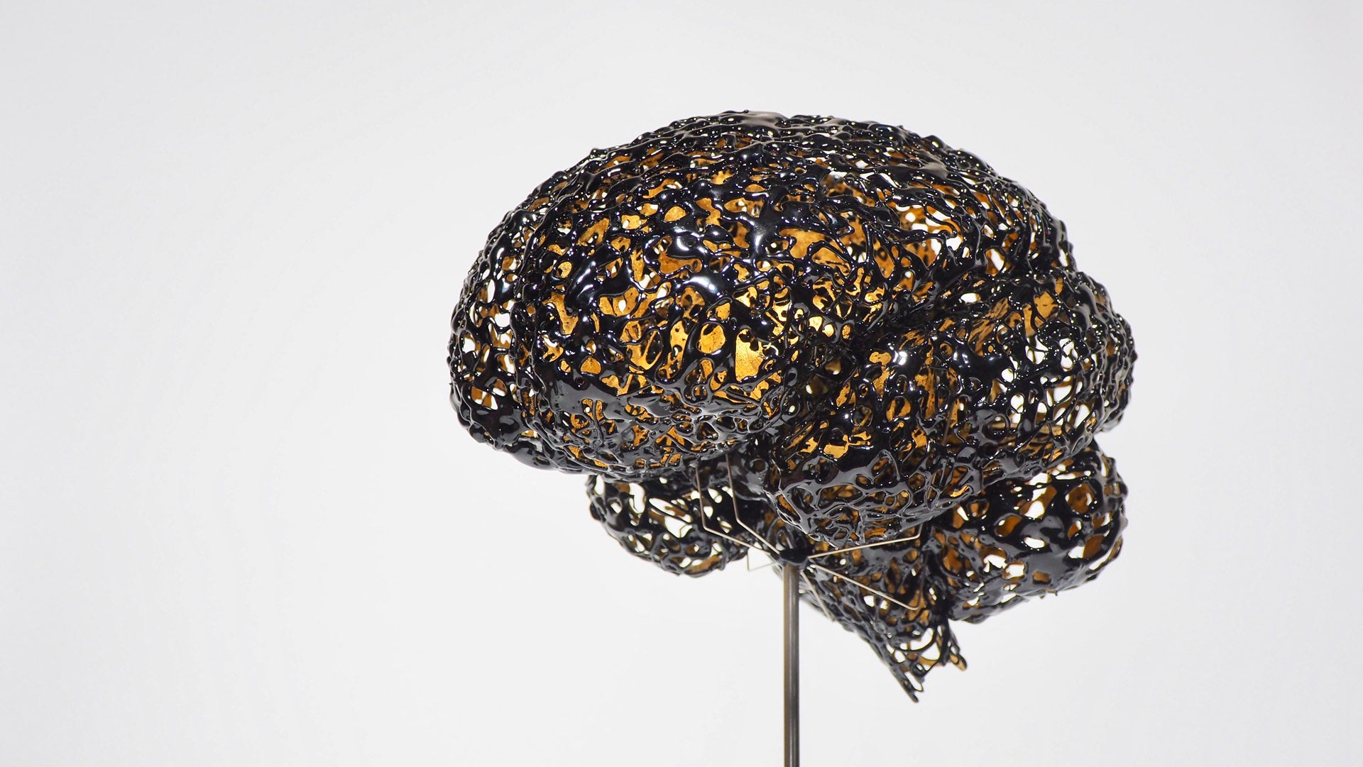 【YUGEN Gallery】架空の生命体をグルーガンアートで表現し、生命の概念を探求する造形作家「麟太郎」作品のオンライン販売開始のサブ画像3_Golden Tea Room -Brain-