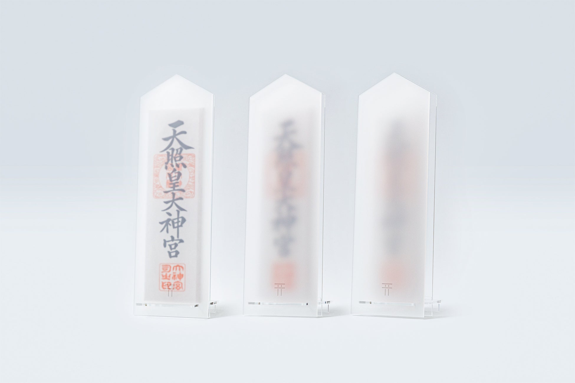 真っ白な神棚。カンタン組立で、好きな場所を神棚に。新デザイン登場。のサブ画像4_手前の磨りガラス調のカバーの位置により、御札の見え方が変化。