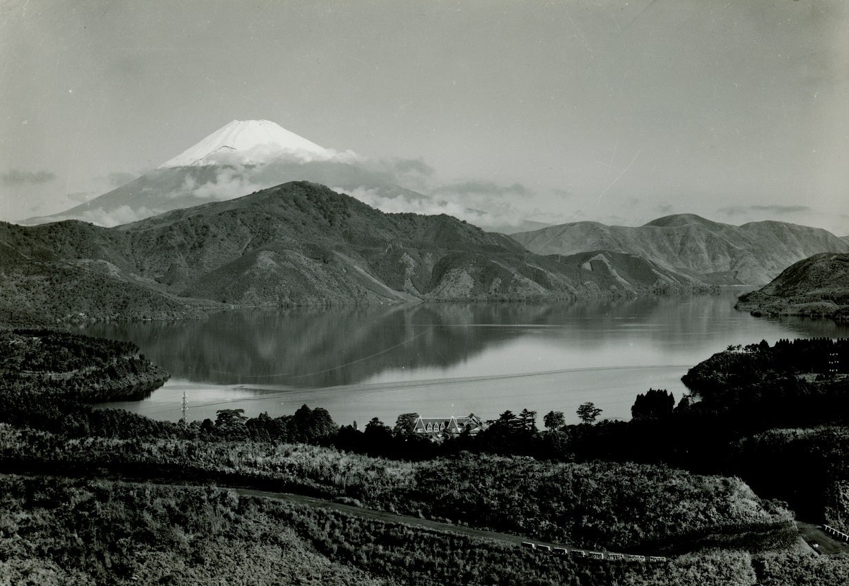 【箱根・強羅 佳ら久】箱根の歴史をモノクロ写真で辿る　強羅・老舗写真館と連携しフォトギャラリーを開催	のサブ画像3_富士山と芦ノ湖（現：現箱根町港周辺