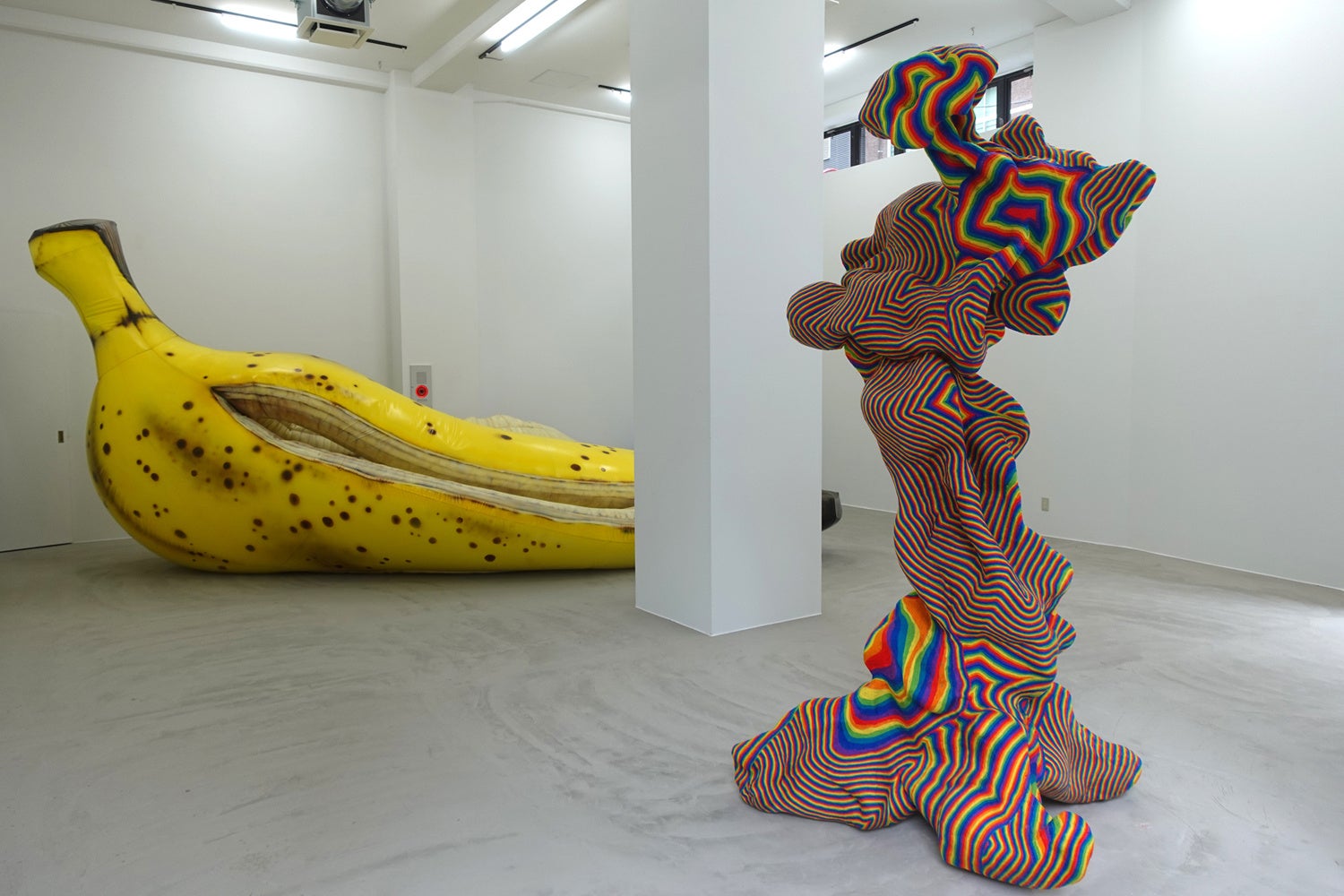 タグボートの新ギャラリーのこけら落としは小野海と三塚新司の二人展『curve』天井高5mに存在感のある巨大なアートを展示のサブ画像1