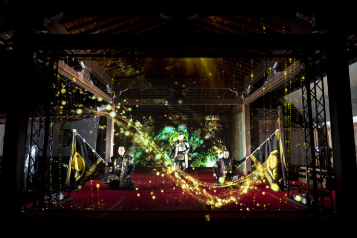 一旗プロデュース「岡崎城二の丸能楽堂 グレート家康公「葵」武将隊 3Dプロジェクション演武」の公式記録映像を公開。武将隊のアクションとデジタルアート映像が融合したスペシャルプログラム。のメイン画像