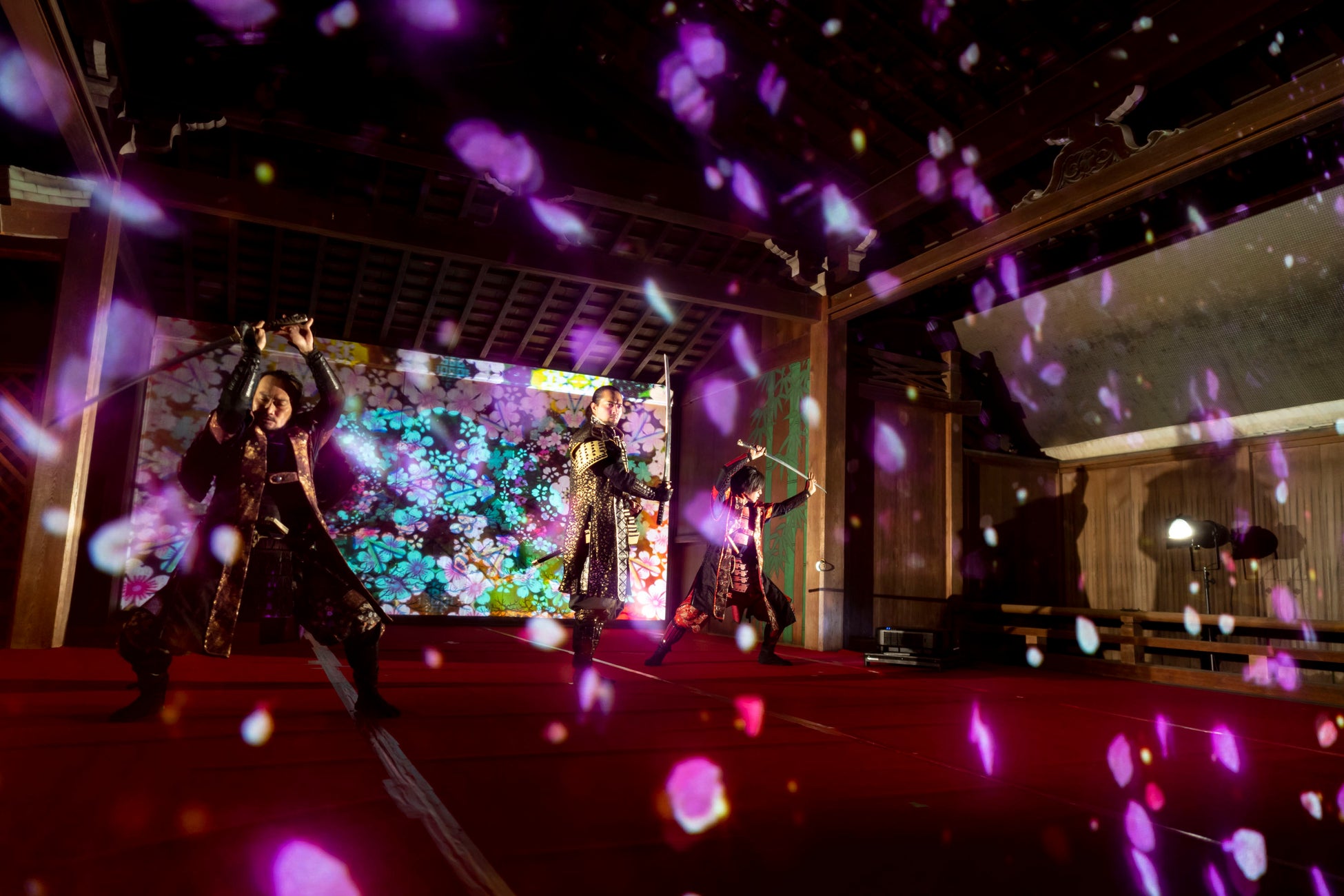 一旗プロデュース「岡崎城二の丸能楽堂 グレート家康公「葵」武将隊 3Dプロジェクション演武」の公式記録映像を公開。武将隊のアクションとデジタルアート映像が融合したスペシャルプログラム。のサブ画像5