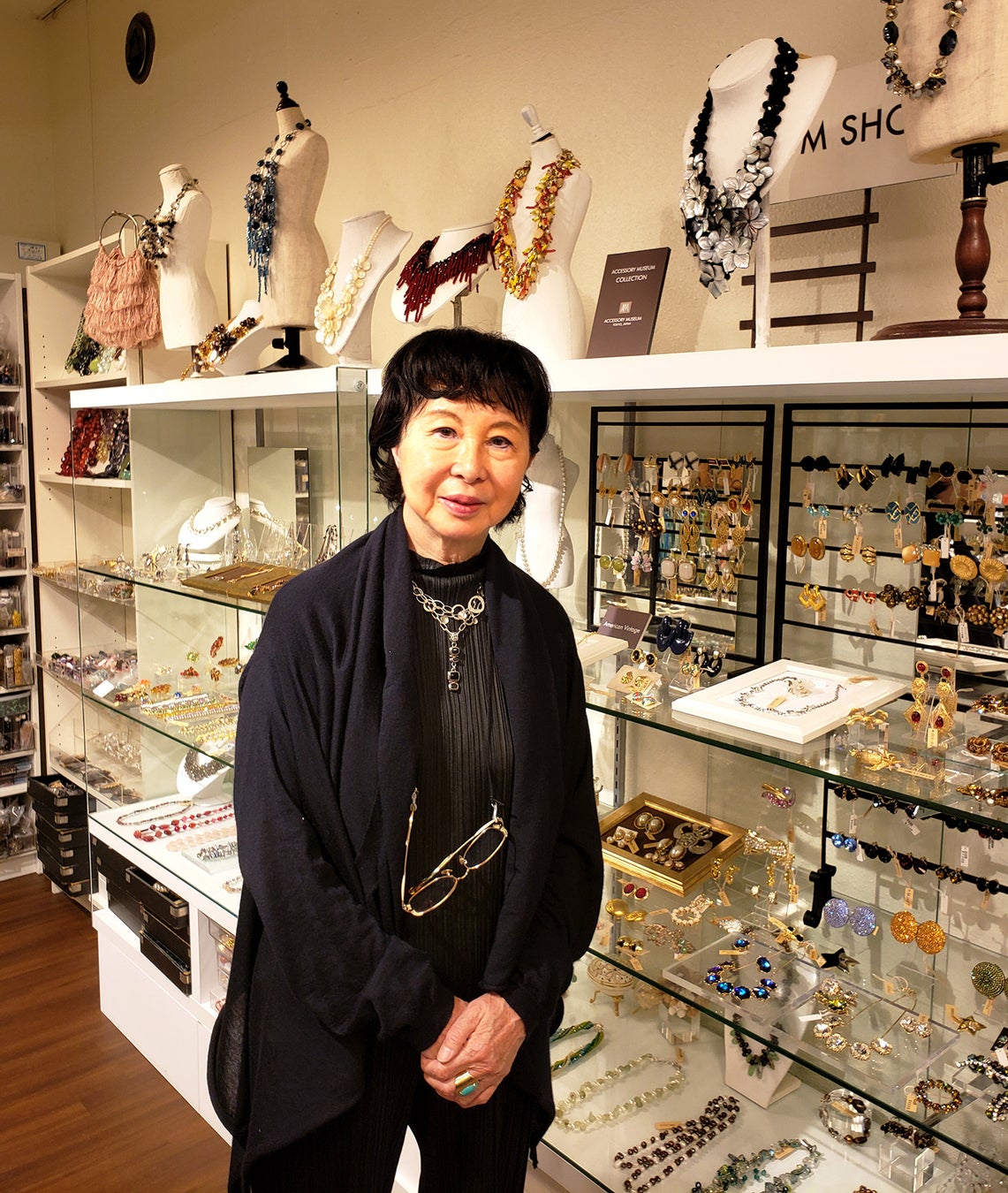 模造真珠からジュリアナ、アムラー、そしてトレンドの瓦解―日本の戦後を装身具から俯瞰する企画展と書籍。記念事業「戦後日本コスチュームジュエリー史 1950-2000」開催中のサブ画像5_館長の田中元子
