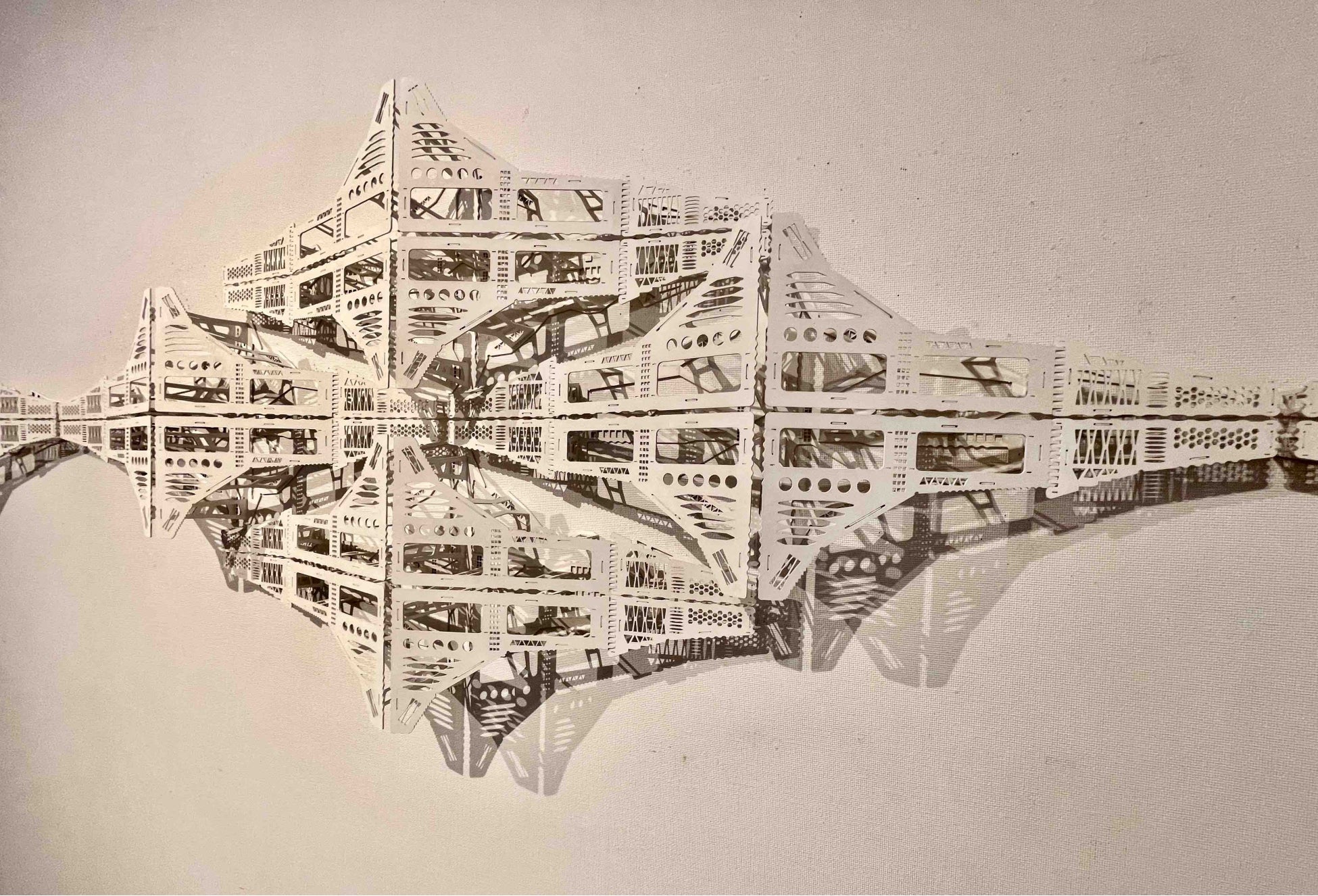 地元メディアも注目の「UNWIND GALLERY」で緻密な構築美に酔いしれる！幾何学モチーフとアール・デコ空間の融合を楽しむ伊賀信氏の展示がスタートのサブ画像2