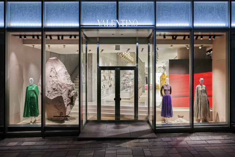 ヴァレンティノ、2023年春夏コレクションの発売を記念し、世界各国で９組のスタイリストとコラボレーションした特別なウィンドウディスプレイを実施のメイン画像