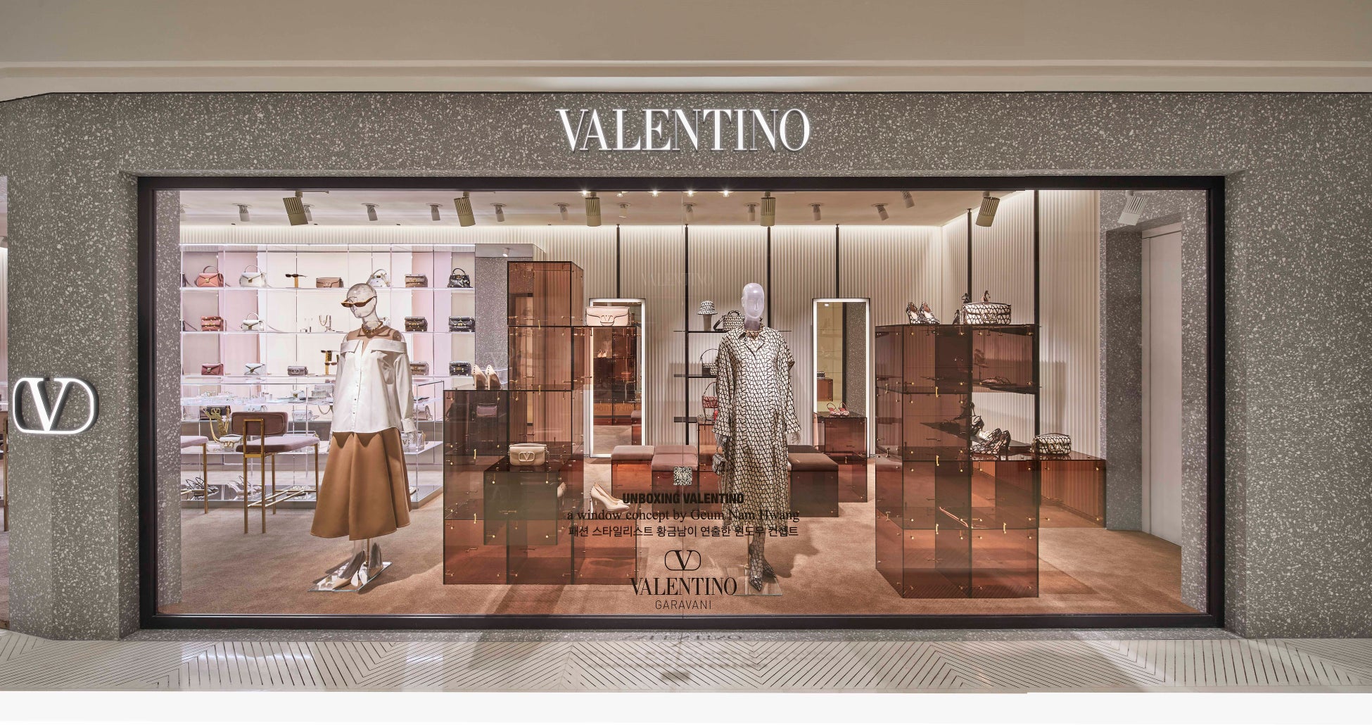 ヴァレンティノ、2023年春夏コレクションの発売を記念し、世界各国で９組のスタイリストとコラボレーションした特別なウィンドウディスプレイを実施のサブ画像9_VALENTINO SEOUL SHINSEGAE MAIN