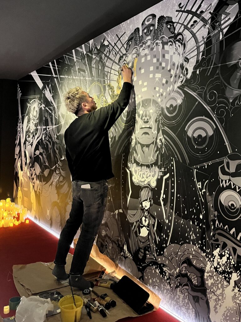 ギャラリー＆カフェ「SEE?」1周年企画：壁や天井を埋め尽くすライブペインティングが進行中！人気クリエイター GODTAIL氏が手掛けるのメイン画像