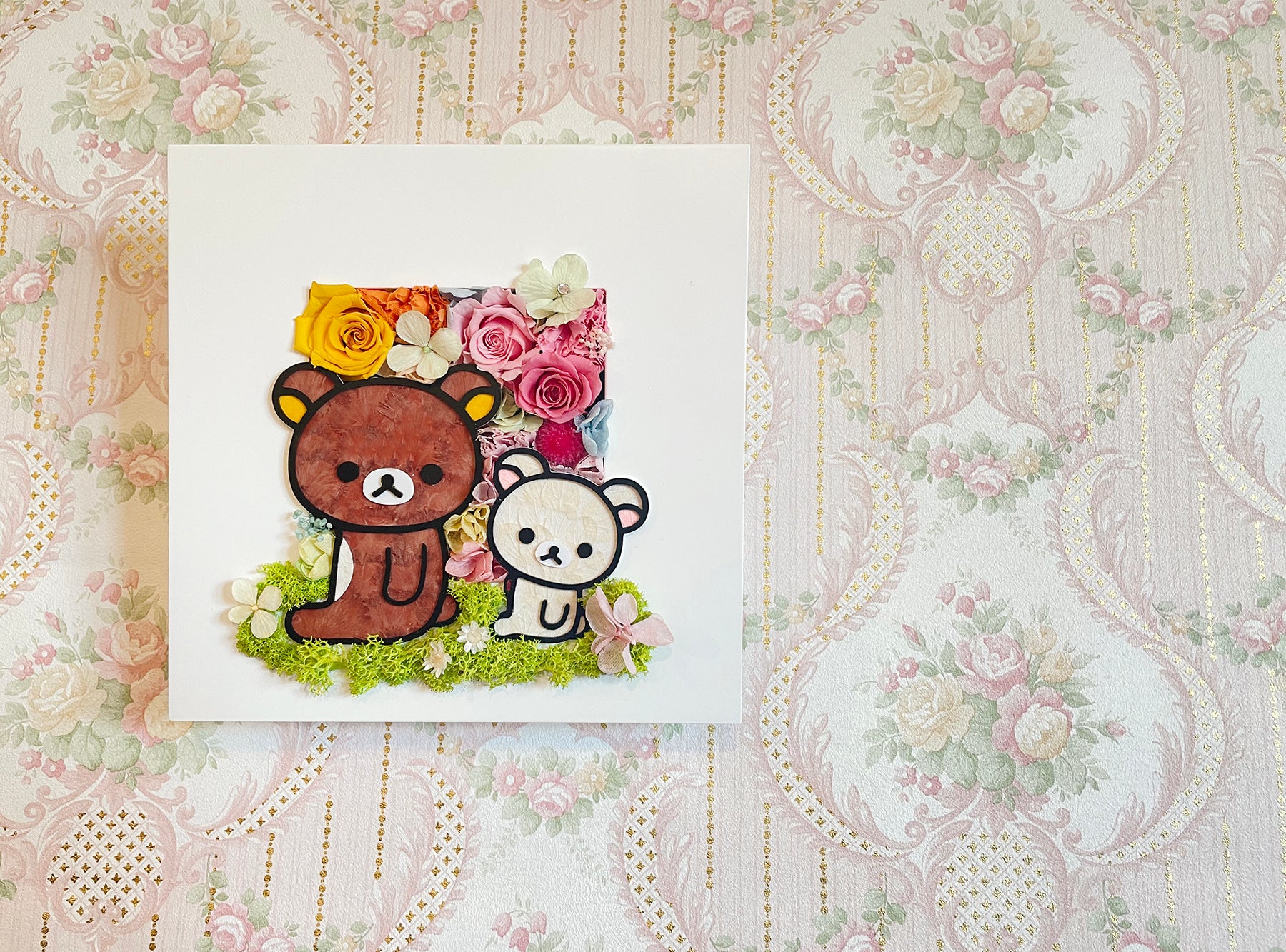かわいいリラックマが春の訪れを告げてくれる！？枯れないお花・プリザーブドフラワーで絵のように描いた、リラックマとコリラックマの壁掛けフラワーが登場。のサブ画像5