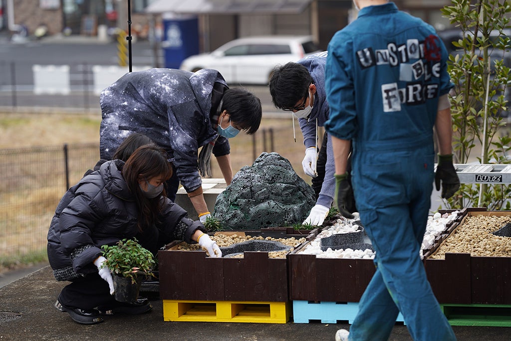 ”プチART×GARDENプロジェクト2022” ついにモニター宅へモジュールのお庭を設置！！のサブ画像1_モジュールのお庭を設置する学生