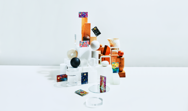 利用額の0.1％を福祉を支える力に換える「ヘラルボニーカード」に6名のアーティストの新デザインが登場のメイン画像