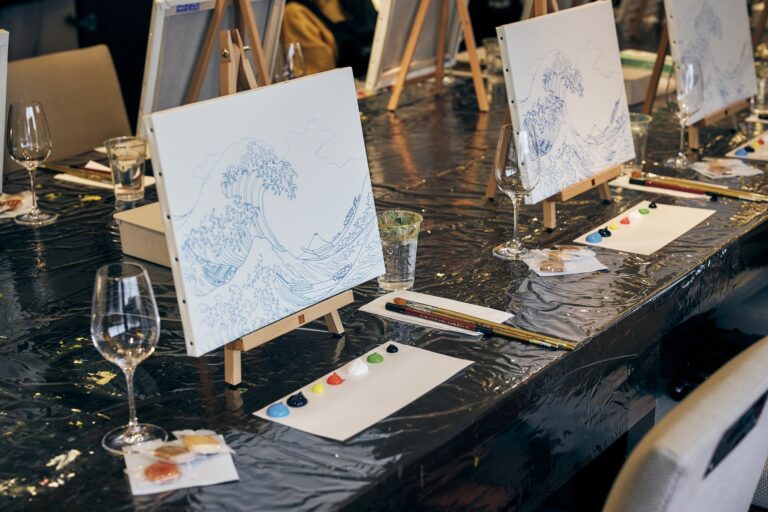 ペアリングワイン片手にモネやルノワールの名画を描く120分のアート体験ワークショップを2023年4月から毎月第2、第4土曜日に開催のメイン画像