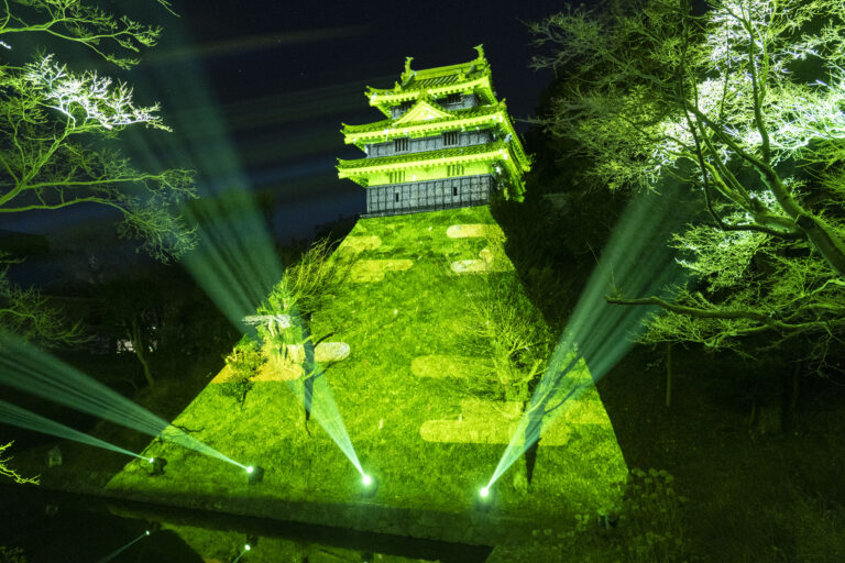 一旗プロデュース「西尾城 冬絵巻2023 プロジェクションマッピング」の公式記録映像を公開。西尾市のシンボル・西尾城で初めてのプロジェクションマッピング。本丸丑寅櫓や鍮石門に迫力ある映像を投影。のメイン画像