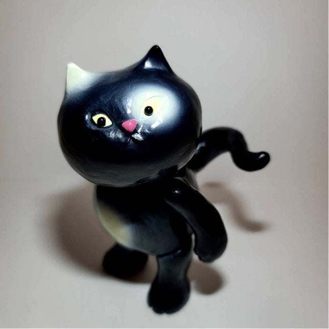 【銀座 蔦屋書店】ナガモトマイの作品展示「言葉を知らないボク達」を 3月11日（土）より開催。理不尽な現実を生き抜く存在を、かわいらしくもふてぶてしい猫のモチーフで表現のサブ画像2_銀座 蔦屋書店限定 ソフビ「フテネコ」全高130cm 11,000円（税込）