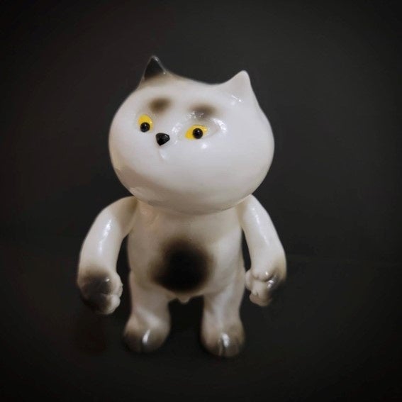 【銀座 蔦屋書店】ナガモトマイの作品展示「言葉を知らないボク達」を 3月11日（土）より開催。理不尽な現実を生き抜く存在を、かわいらしくもふてぶてしい猫のモチーフで表現のサブ画像3_代官山 蔦屋書店限定 ソフビ「フテネコ」全高130cm 11,000円（税込）