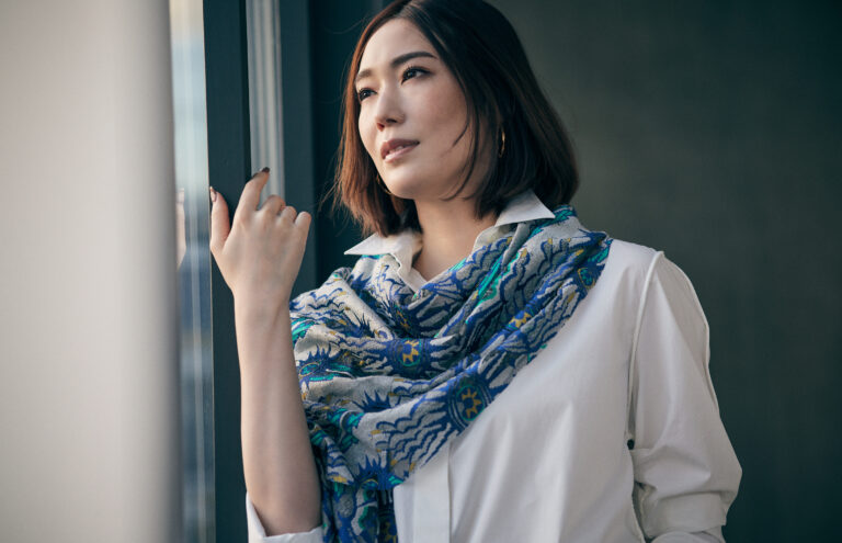 リバーレースの魅力を発信するファクトリーブランド「LeLaSa（ルラッサ）」、元宝塚歌劇団星組男役スター・愛月ひかる（あいづき ひかる）さんを新ブランドモデルに起用。コラボストールも登場！のメイン画像