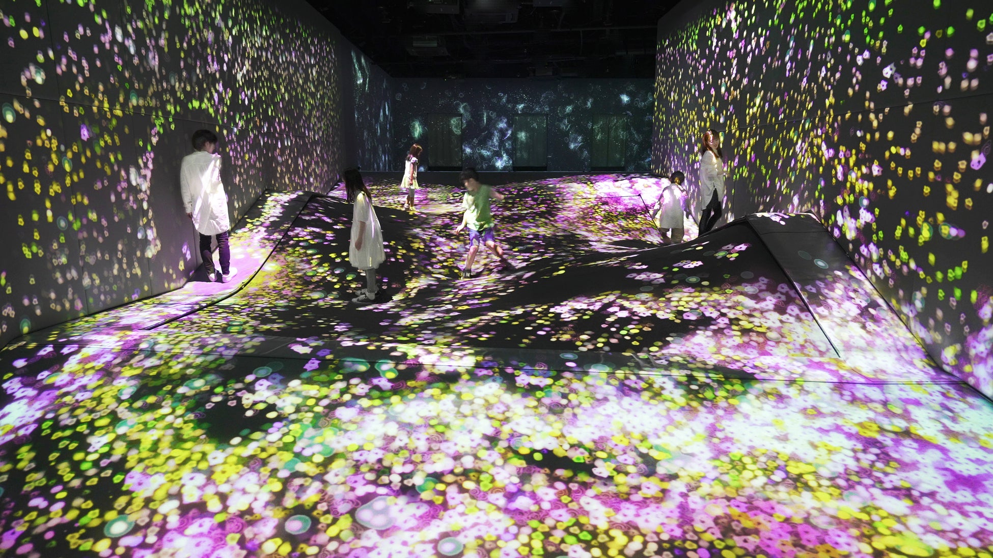 チームラボフォレスト（福岡）が桜咲く春の景色に。3月4日(土)から。のサブ画像4_チームラボ《つぶつぶの地層のふわふわな地形 - A Whole Year per Year》©チームラボ
