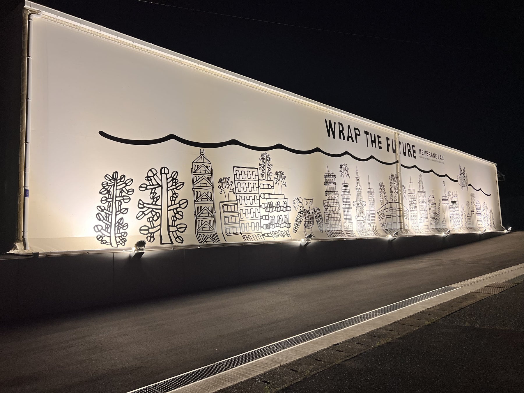 【テント倉庫壁面に40ｍの巨大アート】アート倉庫で街を彩り、社会へメッセージを届ける。のサブ画像8_夜間は光に照らされたアートが違う表情をみせる