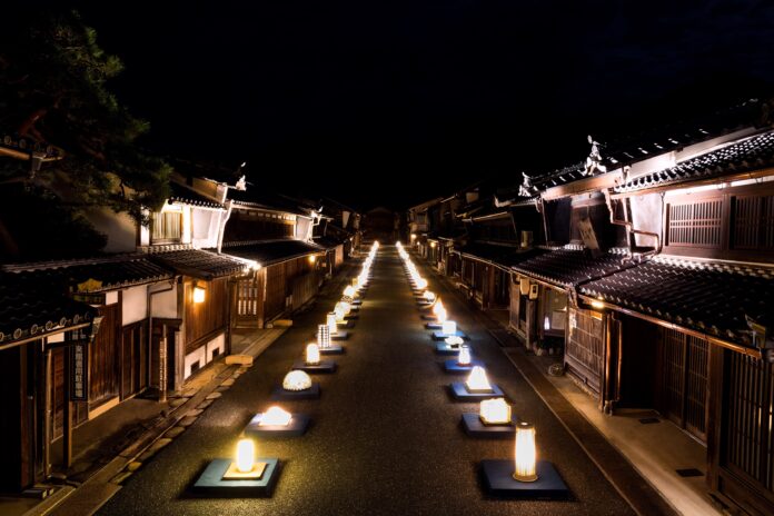 【岐阜県美濃市】歴史ある町並みが和紙のあかりアートに包まれる「美濃和紙あかりアート展」2023。見所満載の第30回が10/8（日）より開催のメイン画像