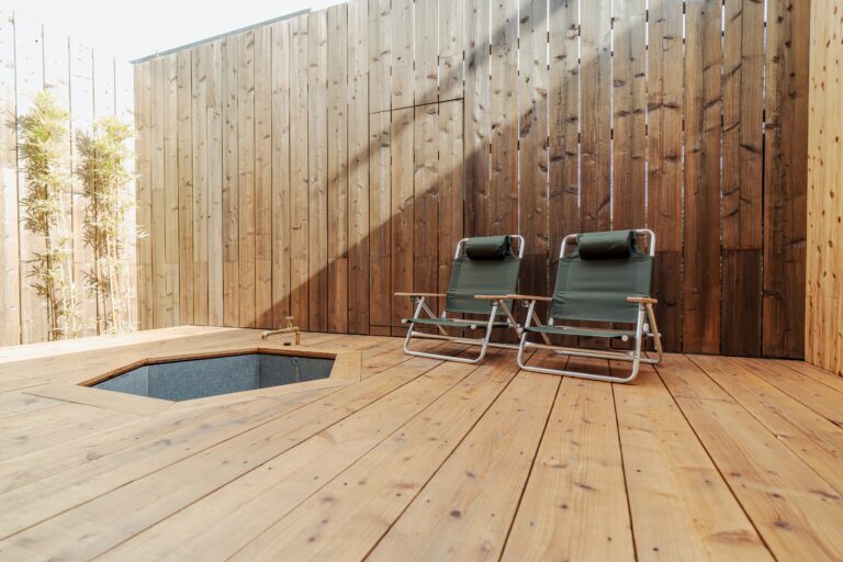 京都・亀岡市にアートとサウナの宿「6ishiki（ムイシキ）」、新たに別館「hanare」を2023年9月8日（金）に正式オープン。一日一組限定で、白を基調にしたキッチン付きプライベート貸別荘スタイルのメイン画像