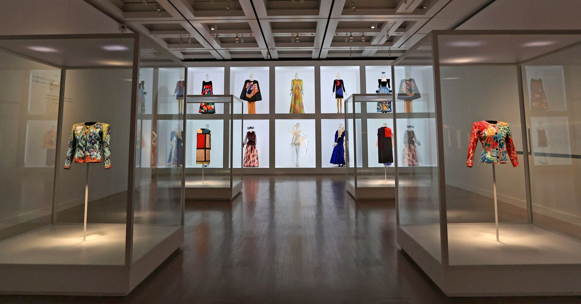 本日開幕！「イヴ・サンローラン展　時を超えるスタイル」早くも話題沸騰中！　モードの帝王、没後日本初の回顧展のサブ画像1_イヴ・サンローラン展　時を超えるスタイル　展示風景