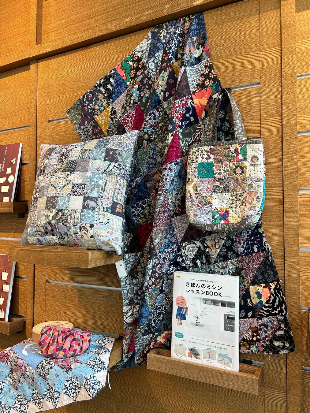 【蔦屋書店でフェア開催中】初心者でもすいすい作れる、ミシンソーイングの決定版を新装！　『新装版　きほんのミシン　レッスンＢＯＯＫ』発売のサブ画像6_▲フェア会場の様子