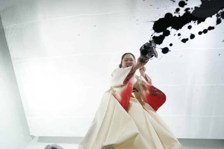 世界一大きな般若心経の前で巨大な書を揮毫し奉納!!　天才書家「金澤翔子」のメイン画像