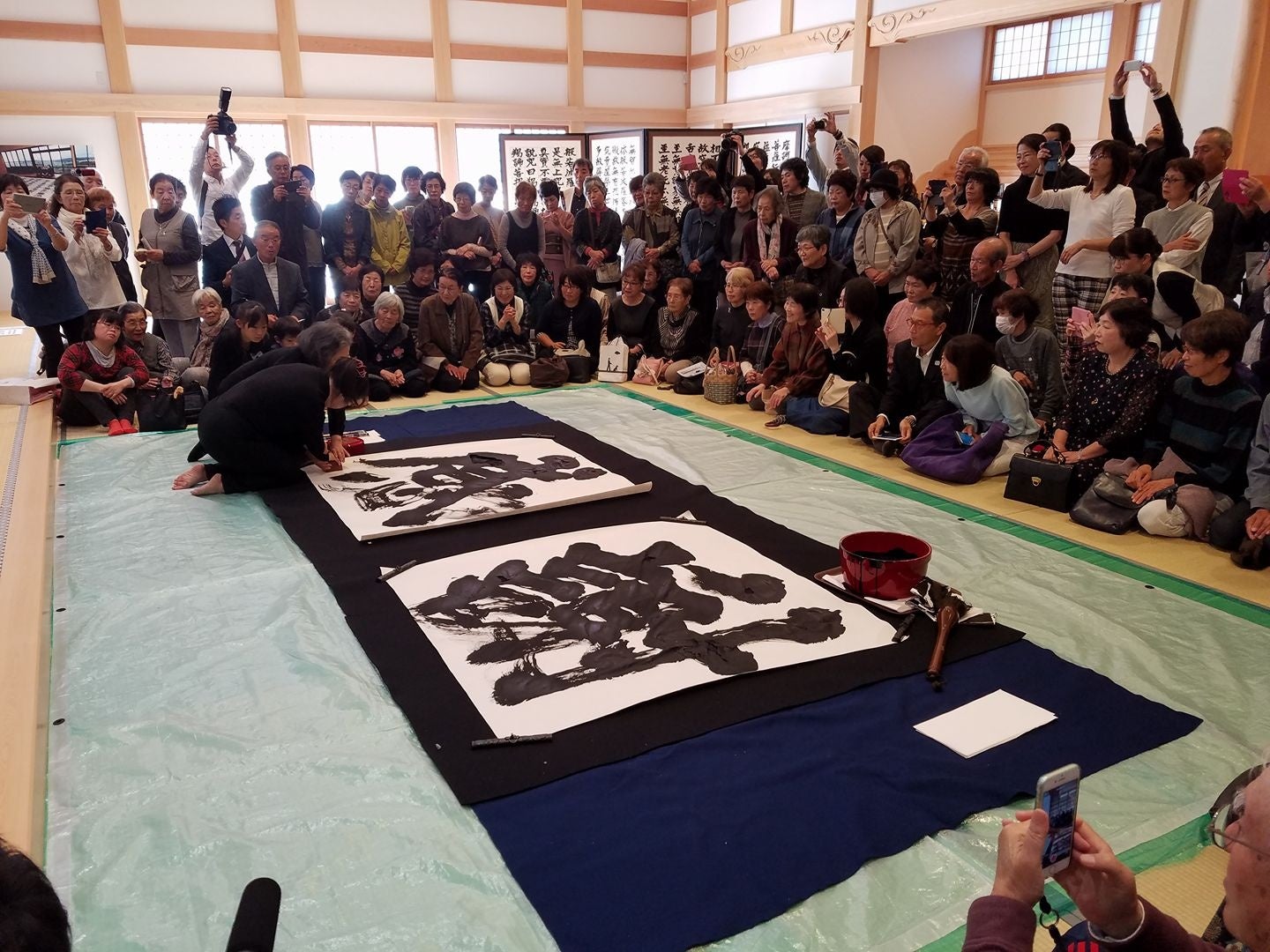 世界一大きな般若心経の前で巨大な書を揮毫し奉納!!　天才書家「金澤翔子」のサブ画像5