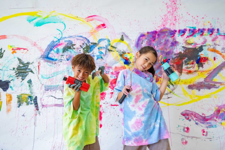 おふろcafe ハレニワの湯に身体全体を使って楽しむ 「アクションペインティングルーム」が登場！　絵具まみれになった後はおふろでさっぱり。のメイン画像