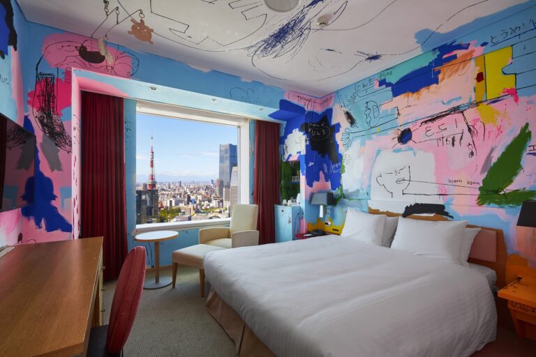 木に登って、虫を捕まえて、どんぐりを拾って・・壁に直接絵を描いた客室の最新作「アーティストルーム 子供時代」を販売のメイン画像