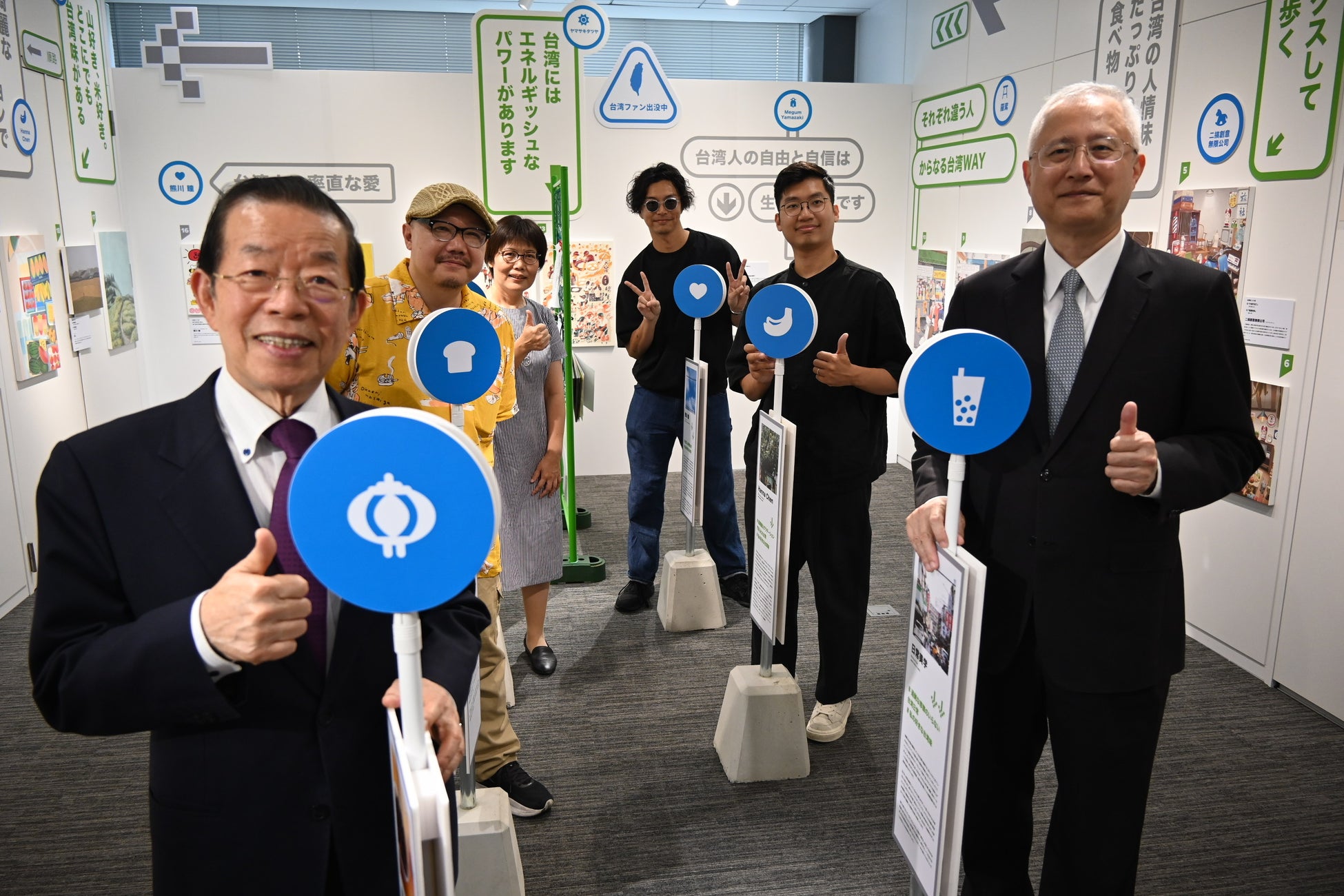 台湾の魅力を描いたイラスト満載　台湾夜市スタンプラリーも実施中！のサブ画像2_「台日イラスト特別展」をPRする謝長廷駐日代表（左）、イラストレーターのヤマサキタツヤさん（左から2人目）、誠品の李介修総経理（右）、湯士賢さん（右から3人目）ら