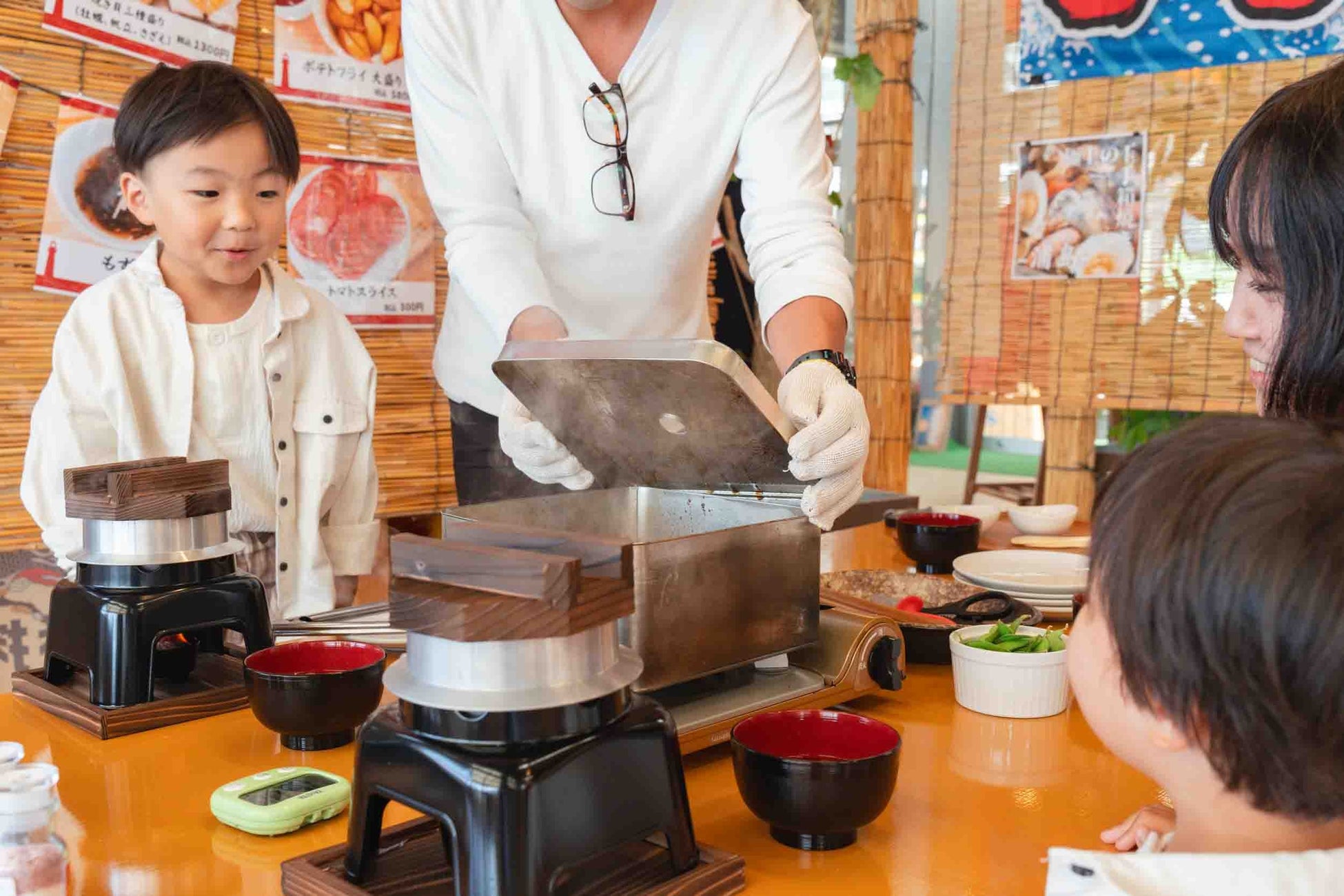 牡蠣小屋で貝殻アートが楽しめる⁉︎冬季限定のガンガン焼きお食事処が10月1日OPEN！【愛知県南知多】のサブ画像2_ガンガン焼きで海鮮、野菜などを酒蒸しにしたメニューと釜飯のセットプランで販売中です。