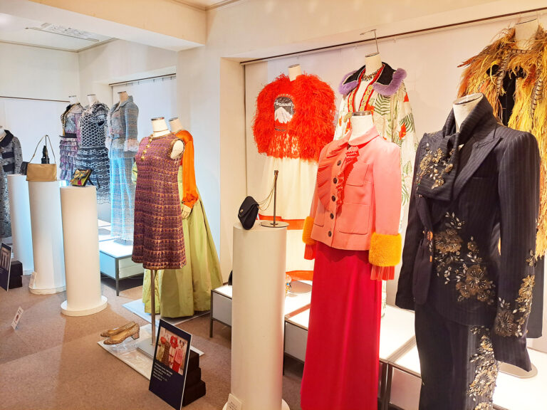 ダンスやおしゃべり、クレイジーなドレス、特別な食器…仲間とまた集まりたくなる「ちょっとしたパーティー展」を開催のメイン画像