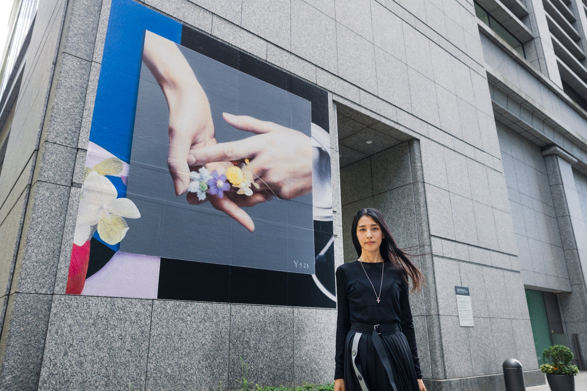 【東京ビエンナーレ2023】「大丸有アートアクション」ビジネス街をクリエイティブに彩る３つのアートプロジェクトの展示開始　のサブ画像7_三菱商事ビルの展示作品と作者の薄久保香氏