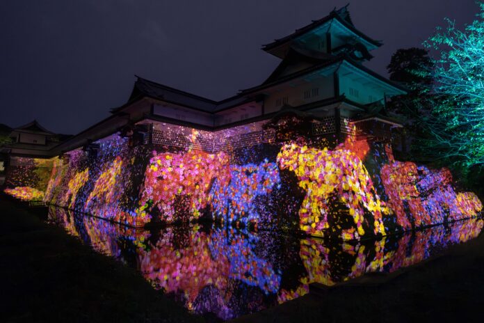 「チームラボ 金沢城 光の祭」9月30日(土)オープン。夜の金沢城の五十間長屋や石垣、木々などが、永遠に変化し続ける光のアート空間に。のメイン画像